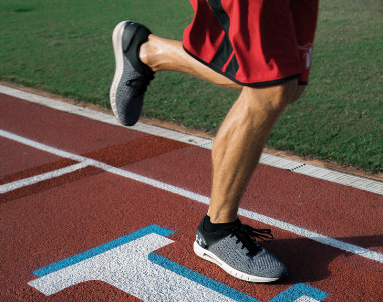 uomo corre su pista da corsa