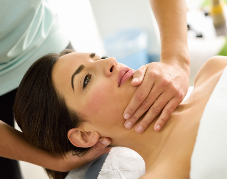 donna fa massaggio dal fisioterapista